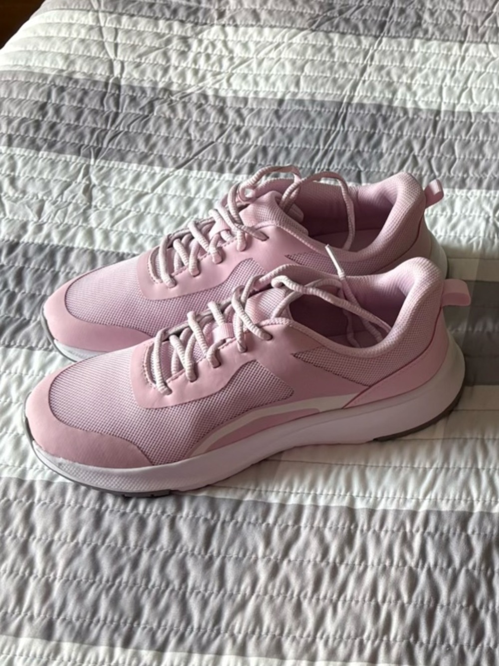 Tennis shoes